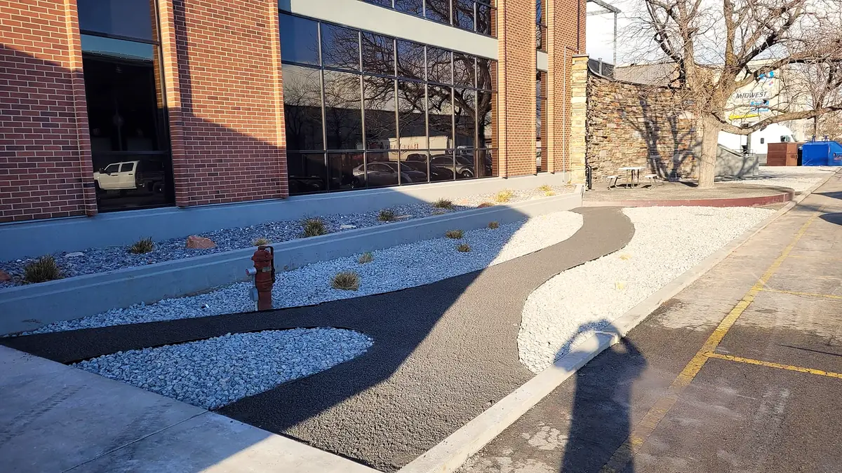 Commercial rock beds with curved color bands