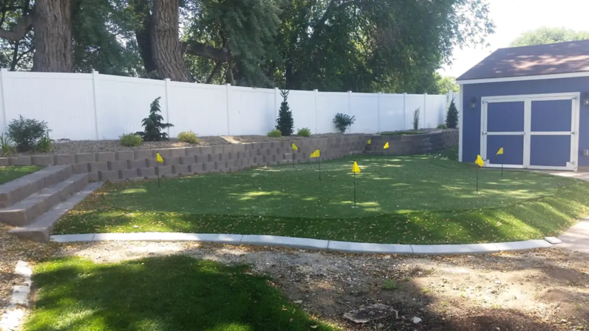 Putting green, wall and steps