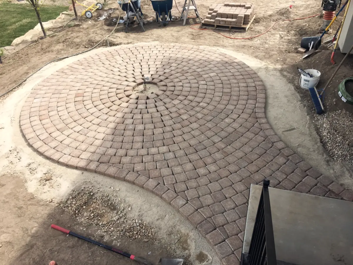 Laying a circle-pattern paver patio